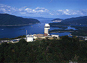 茅葺き屋根の田園風景と展望タワーから望む舞鶴湾サムネイルイメージ