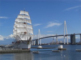 Shinminato bridge and Kaiwomaru ParkPhoto